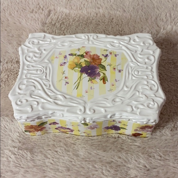 Ceramic Keepsake Box - Picture 1 of 2